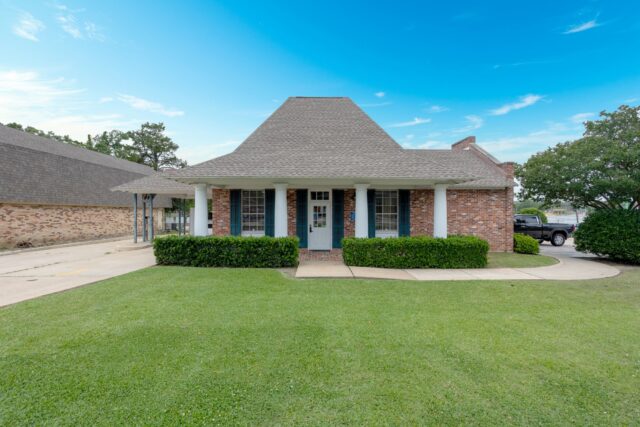 A ground level photo of the First Federal Bank of Louisiana DeRidder Branch located at 519 N. Pine St. in DeRidder, Louisiana.