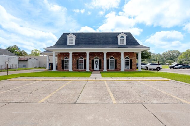 A ground level photo of the First Federal Bank of Louisiana Oakdale Branch located at 222 S. 10th St. in Oakdale, Louisiana.