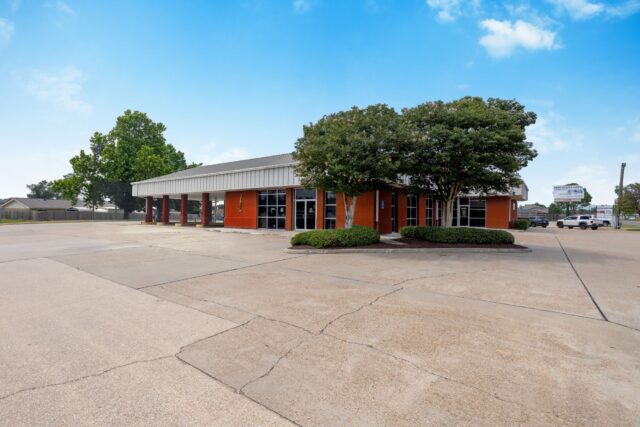 A ground level photo of the First Federal Bank of Louisiana Sulphur Branch located at 2250 Maplewood Dr. in Sulphur, Louisiana.